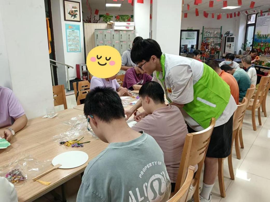 “清凉一夏，扇舞心风” —— 初夏解压团扇DIY活动